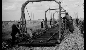 Układanie torów przy pomocy suwnic bramowych. Rok 1975. Fot. Jerzy...